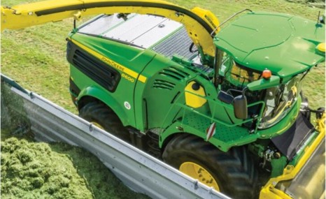 约翰迪尔8200自走式青贮收获机