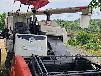 久保田688Q全喂入式收割机